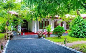 Thathsara Holiday Inn